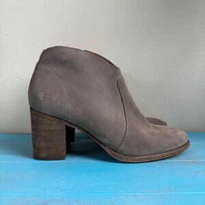 FRYE 'Nora' Zip Short Taupe Suede Leather Ankle Booties With Stacked Heel Sz 7